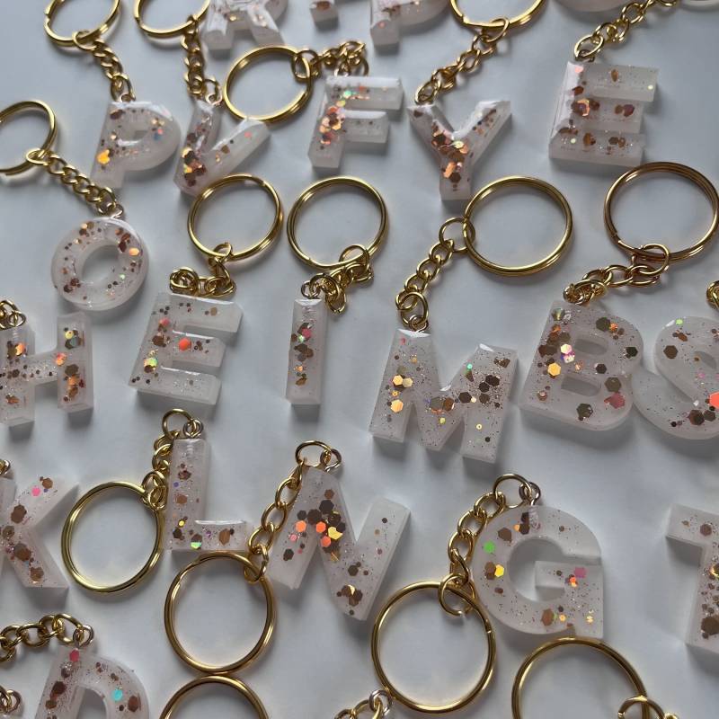 Schlüsselanhänger Buchstaben Klein Epoxidharz Weiß/Glitzergold von Heimatklangs