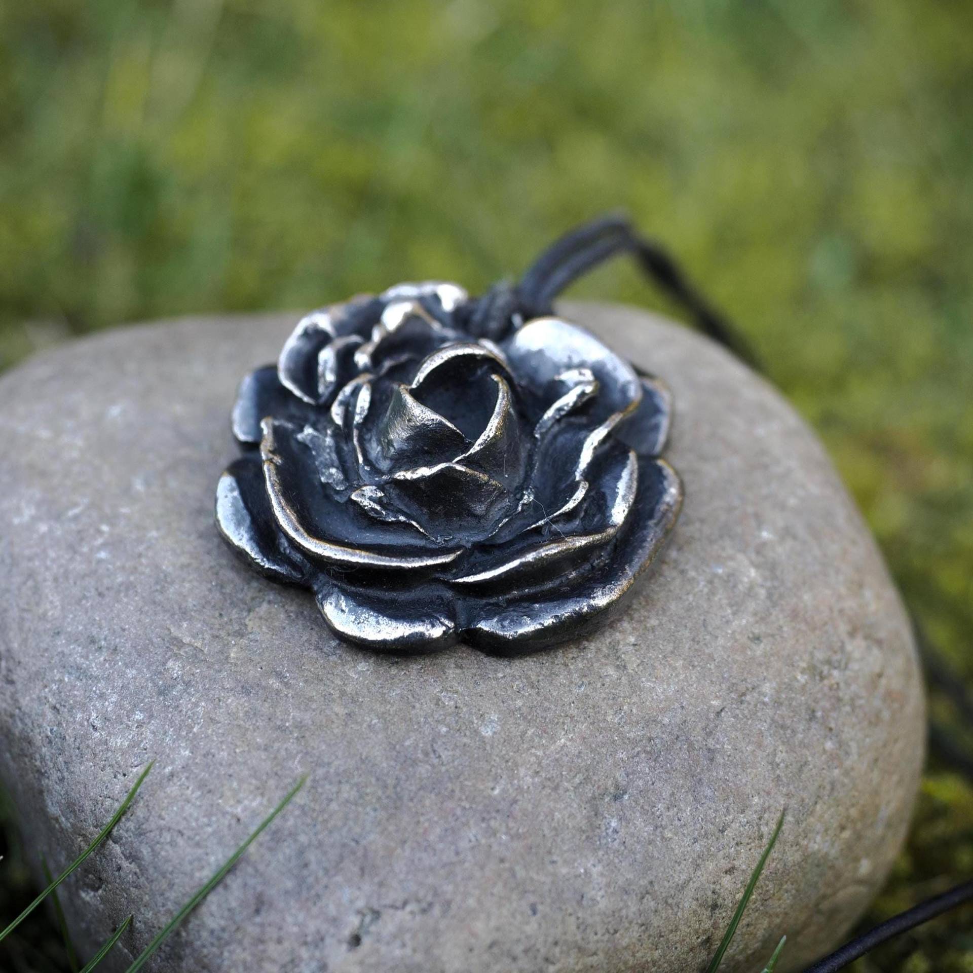 Kettenanhänger Verziert Black Rose Gothic Alchemy England Kettenanhänger Verziert Black Rose Gothic Alchemy England von LostinPlaceDesigns