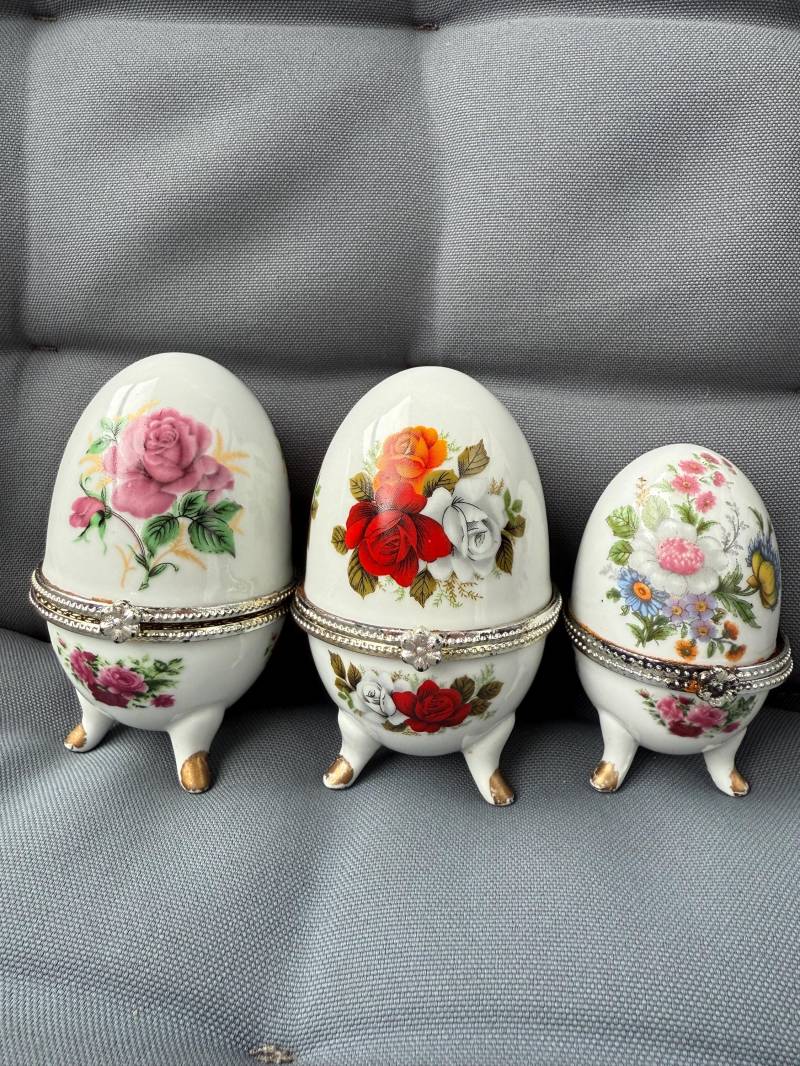 3 Kleine Porzellandosen, Porzellan Ei, Blumenmuster von HeinrichAntique