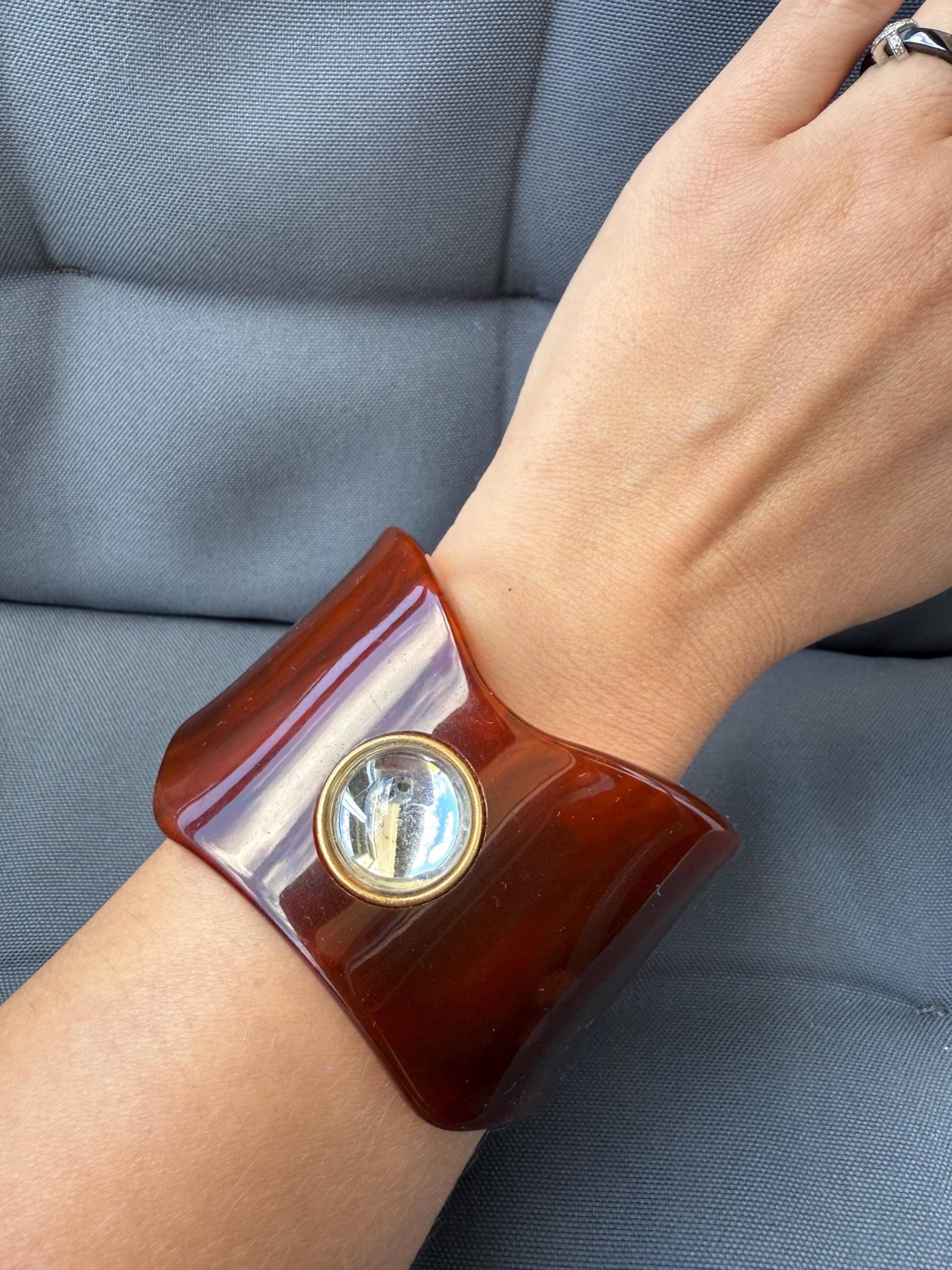 Boho Lucite Armreif Aus Den 40Er Jahren Boho Lucite Armreif Aus Den 40Er Jahren von HeinrichAntique