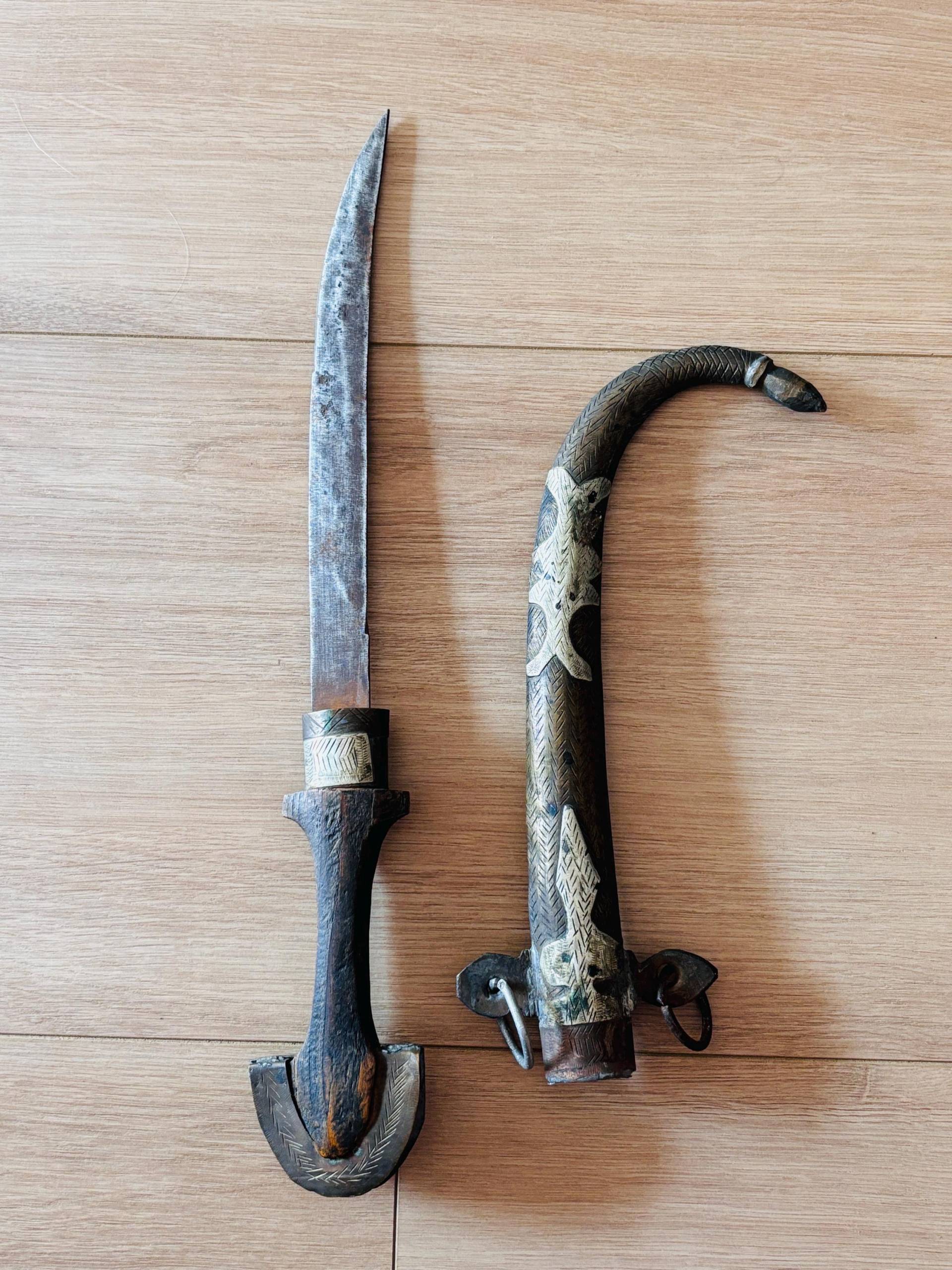 Die Kette Ist Nicht Inbegriffen von HeinrichAntique