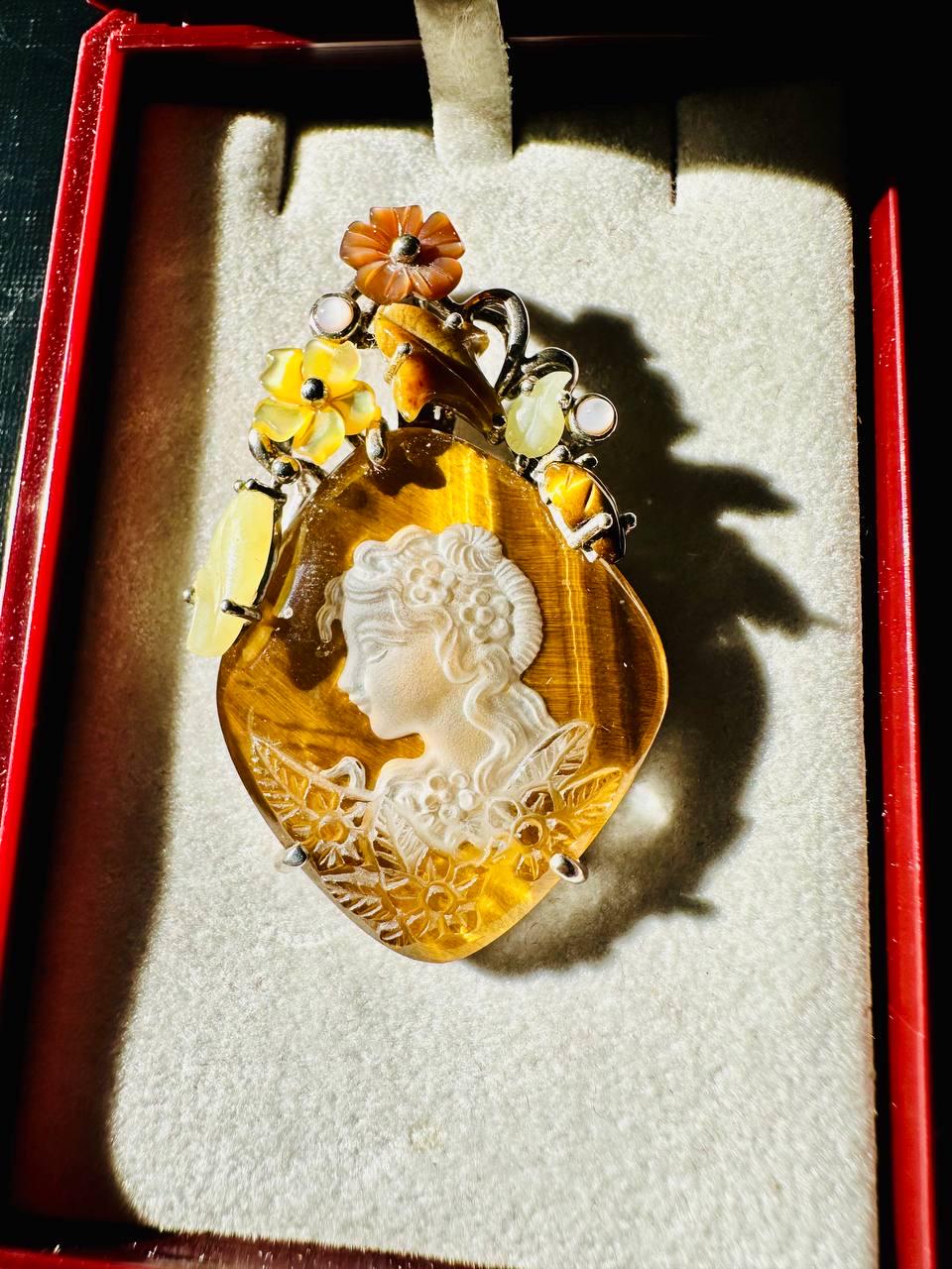 Dies Ist Ein Tigerauge Anhänger Mit Kamee Und Schmuckelementen in Form Von Blumen Blättern Aus 925Er Silber von HeinrichAntique