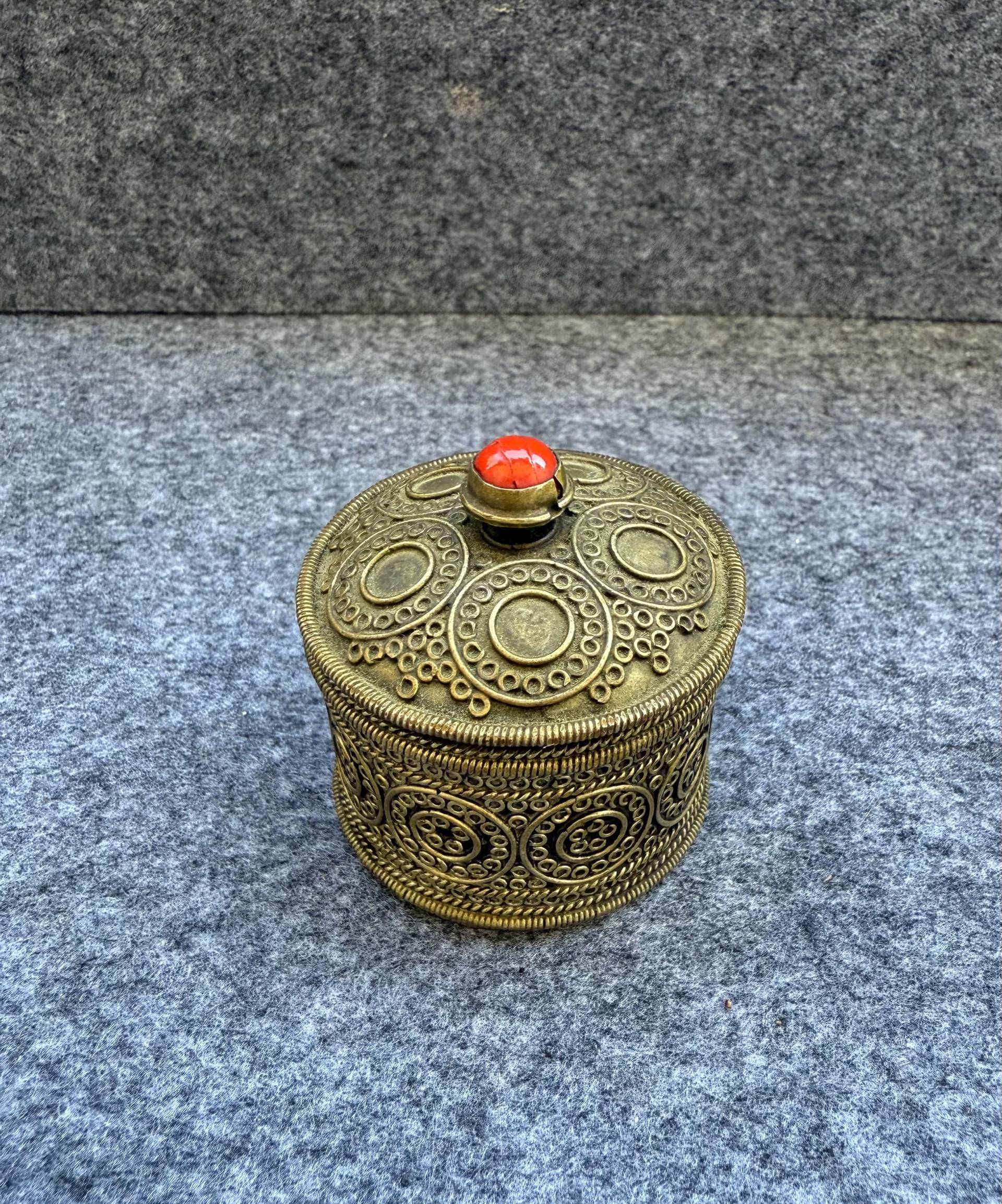 Vintage Berber Marokko Box Verzierter Filigraner Juwelen-Schmuckhalter Vintage Berber Marokko Box Verzierter Filigraner Juwelen-Schmuckhalter von HeinrichAntique