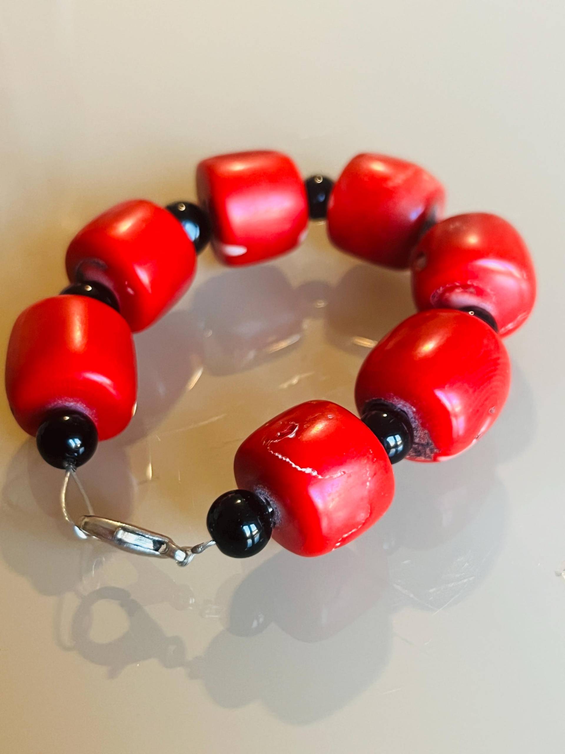 Vintage Korallen Onyx Armband Handgemachter Boho Retro Stil, Deutschland | 1960-70 | B6 von HeinrichAntique