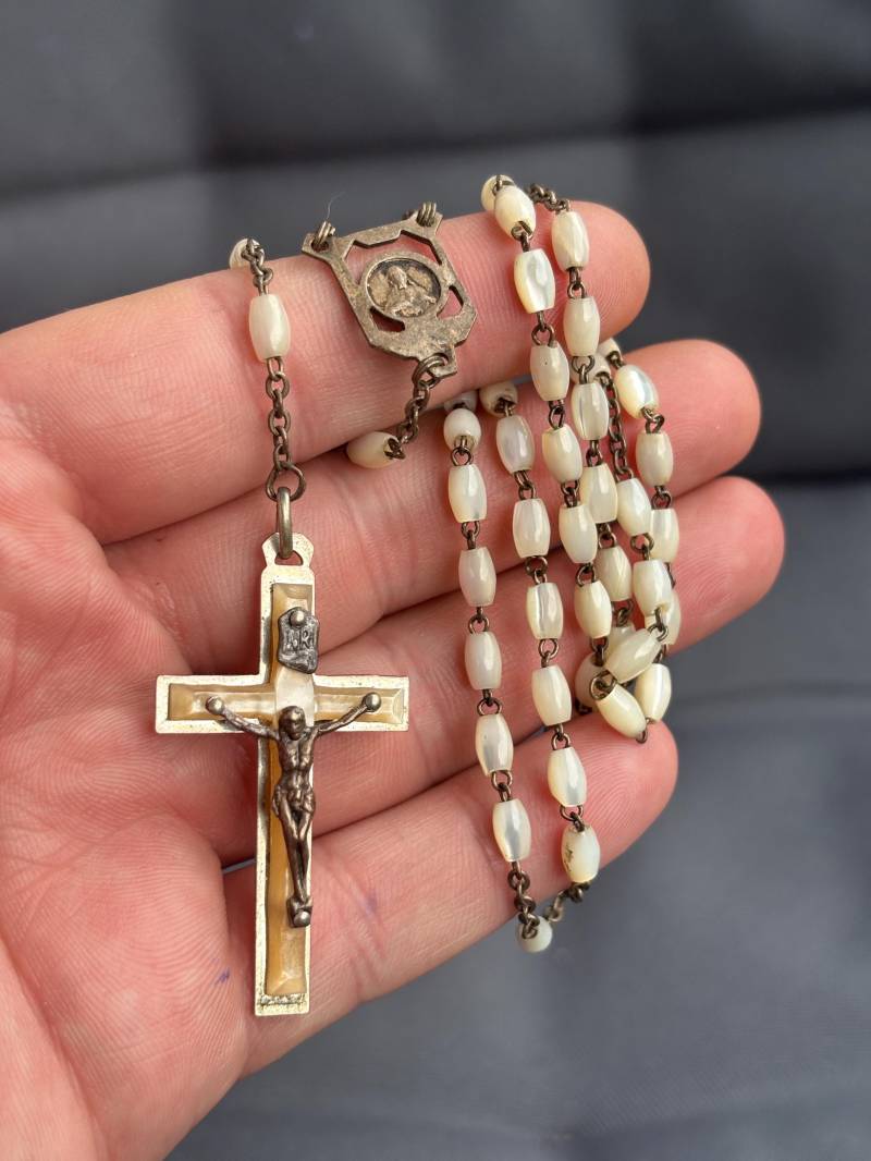 Antike Perlmutt-Rosenkranzhalskette, Religiöses Kruzifix Aus Metall Und Medaillon Der Jungfrau Maria von HeinrichAntique
