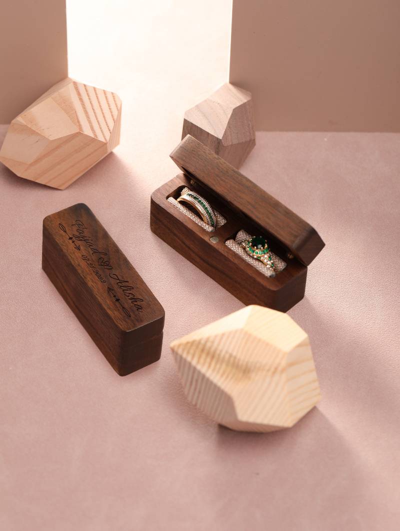 Personalized Bar Shape Wedding Ring Box, Wide Wood Double Vintage Wooden Box For Anniversary, Special Gift Personalized Bar Shape Wedding Ring Box, Wide Wood Double Vintage Wooden Box For Anniversary, Special Gift von HeinzDesignWork