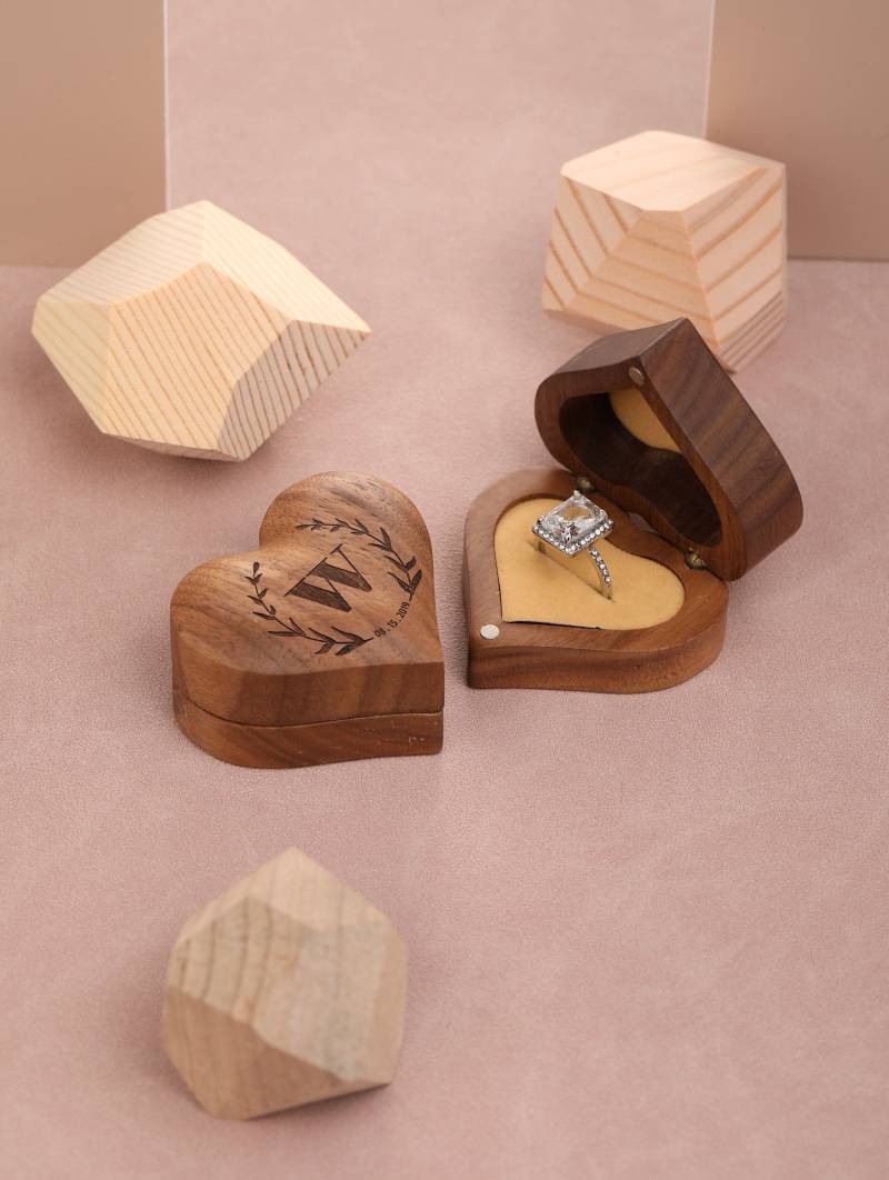 Personalized Wedding Ring Box, Engrave Heart Shape Wooden Box Proposal, Modern Rustic Wedding, Gift For Her, Anniversary von HeinzDesignWork
