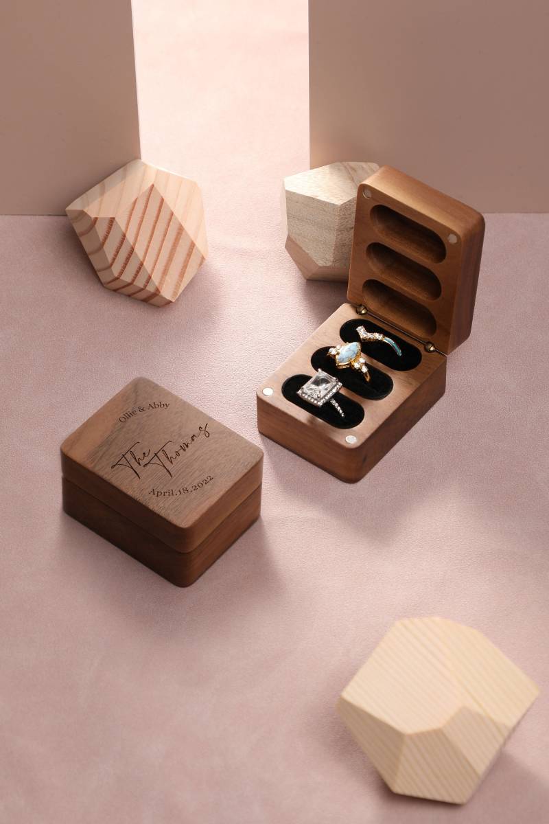 Vintage Wooden 3 Ring Box, Personalized Wedding Slot, Display Walnut Anniversary Gift von HeinzDesignWork