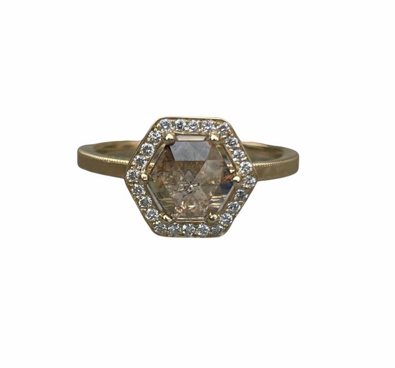 Stop Im Namen Der Liebe - Hexagon Form Diamant in Rosenschliff Rohdiamant Brauner Stein Erbstück Pavé Einzigartiger Verlobungsring von HeirloomPave