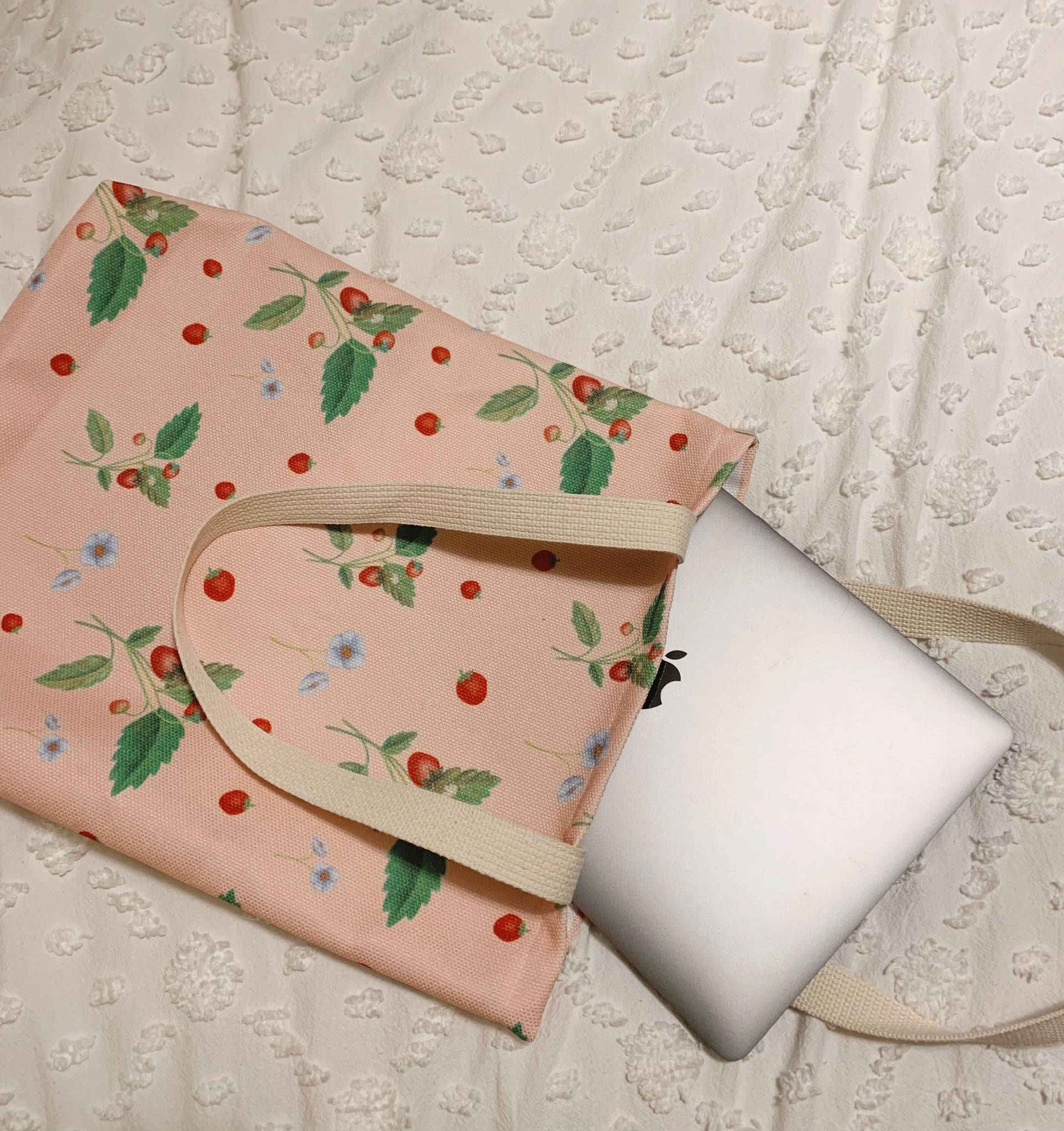 Rosa Erdbeerblüte Handgemachte Muster Beeren Sommer Florals Canvas Tote Markt Tasche Lebensmittelgeschäft Wiederverwendbar Leinen College Buch Laptop von Heirloomdecorstudio