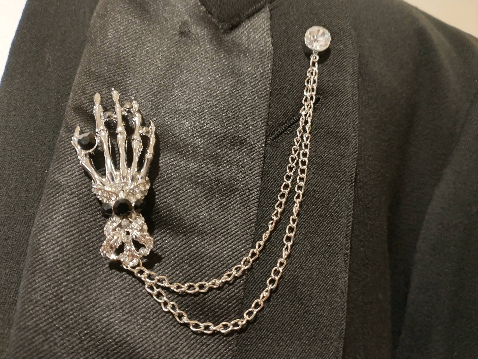 Skelett Hand Strass Brosche Mit Kaskaden Doppel Kette Pin Silber Oder Gold Schwarz Schädel Goth Halloween Hochzeit Abschlussball Boutonniere Revers Skelett Hand Strass Brosche Mit Kaskaden Doppel Kette Pin Silber Oder Gold Schwarz Schädel Goth Halloween Hochzeit Abschlussball Boutonniere Revers von HeirloomsInElegance