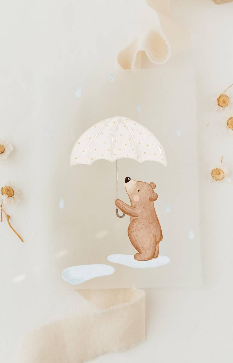 Bügelbild Kleiner Bär Im Regen - Motiv Zum Aufbügeln Auf Kinderkleidung Hej Hanni Art. Nr. Hhs-52002111553803 Bügelbild Kleiner Bär Im Regen - Motiv Zum Aufbügeln Auf Kinderkleidung Hej Hanni Art. Nr. Hhs-52002111553803 von HejHanni
