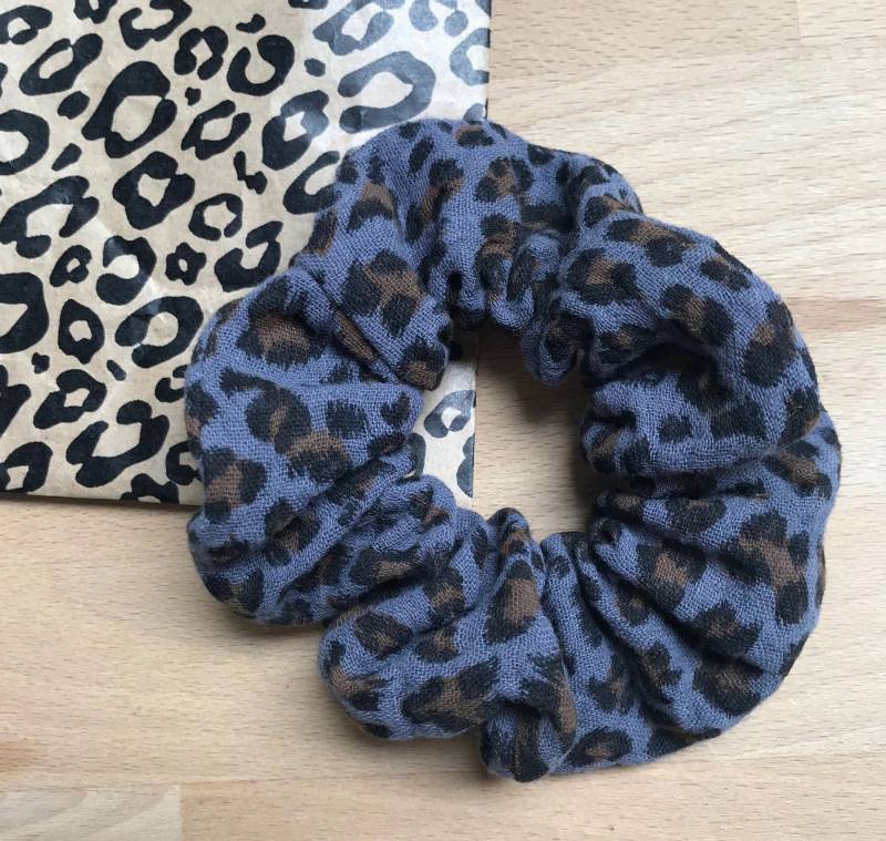 Weiches Leopard Musselin Scrunchie Haargummi Double Gauze Grau Braun Natural Leo Animal von HejHejStudio