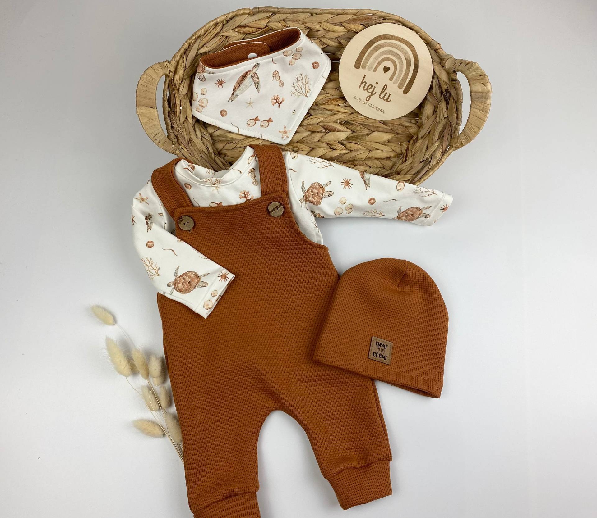 strampler Latzhose Mitwachsend Baby Aus Waffeljersey Cognac von HejLu