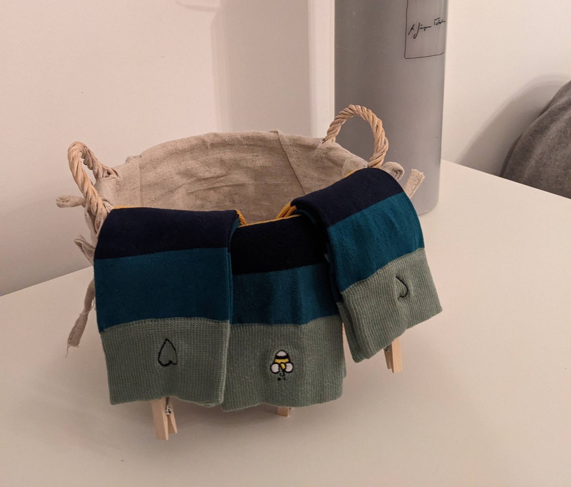 Bestickte Socken - Hummel Oder Herz | Bunt Bio-Baumwolle Handbestickt Farben & Motive Fair Trade Geschenk Lieblings Socke Bestickte Socken - Hummel Oder Herz | Bunt Bio-Baumwolle Handbestickt Farben & Motive Fair Trade Geschenk Lieblings Socke von HejSokkie