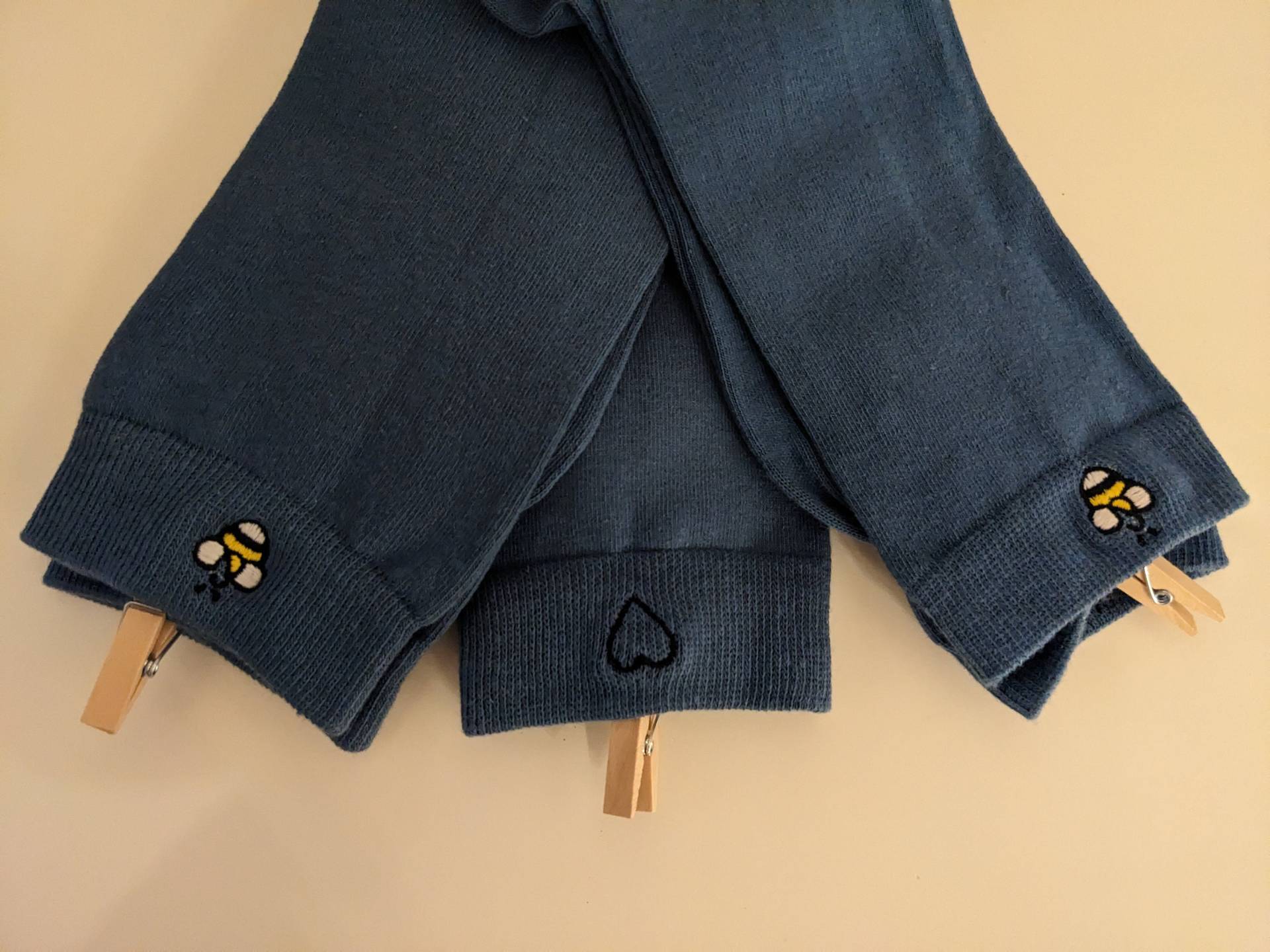 Bestickte Socken - Hummel Oder Herz | Denim Bio-Baumwolle Handbestickt Farben & Motive Fair Trade Geschenk Lieblings Socke Bestickte Socken - Hummel Oder Herz | Denim Bio-Baumwolle Handbestickt Farben & Motive Fair Trade Geschenk Lieblings Socke von HejSokkie