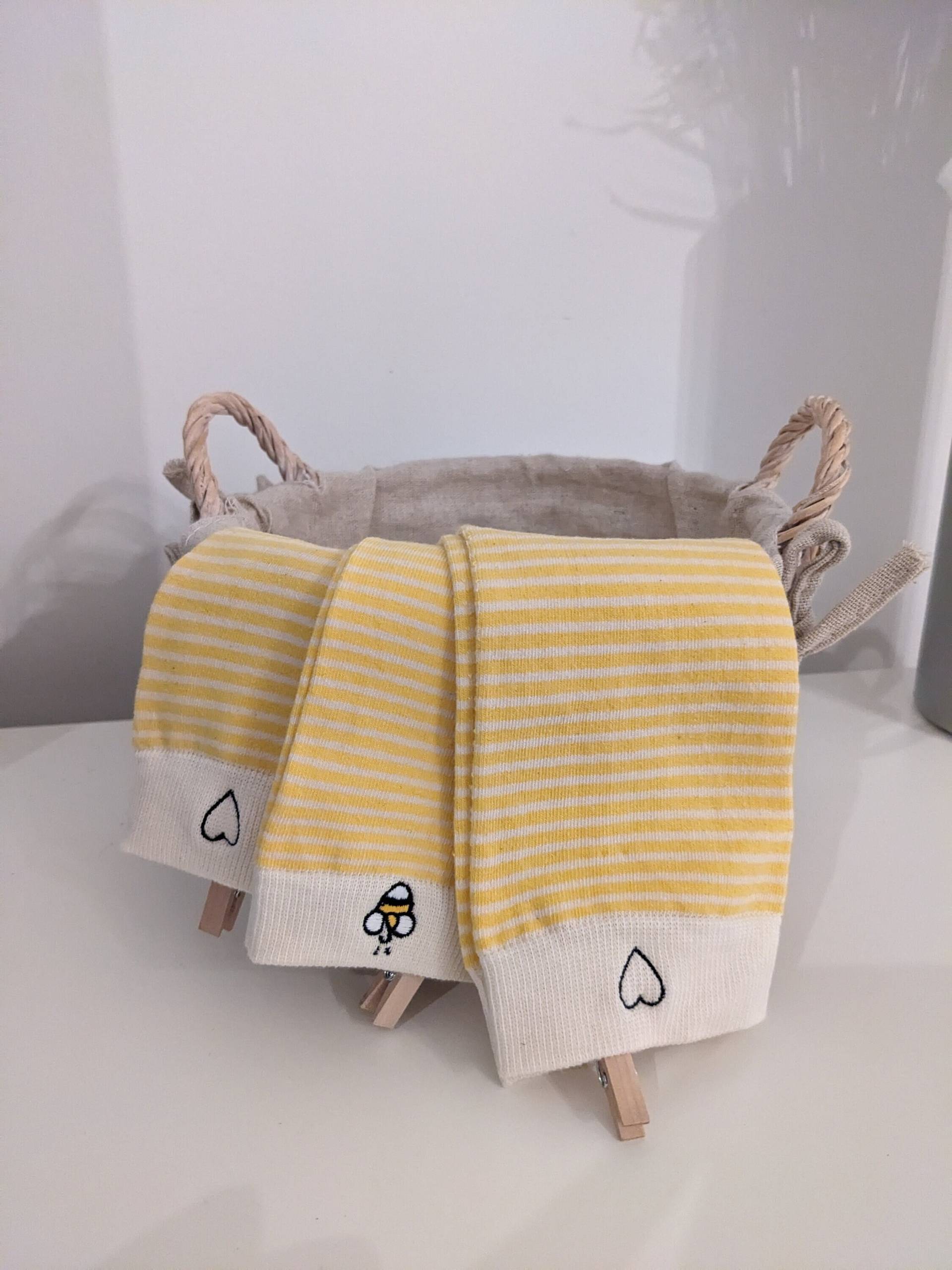 Bestickte Socken - Hummel Oder Herz | Gelb Bio-Baumwolle Handbestickt Farben & Motive Fair Trade Geschenk Lieblings Socke Bestickte Socken - Hummel Oder Herz | Gelb Bio-Baumwolle Handbestickt Farben & Motive Fair Trade Geschenk Lieblings Socke von HejSokkie