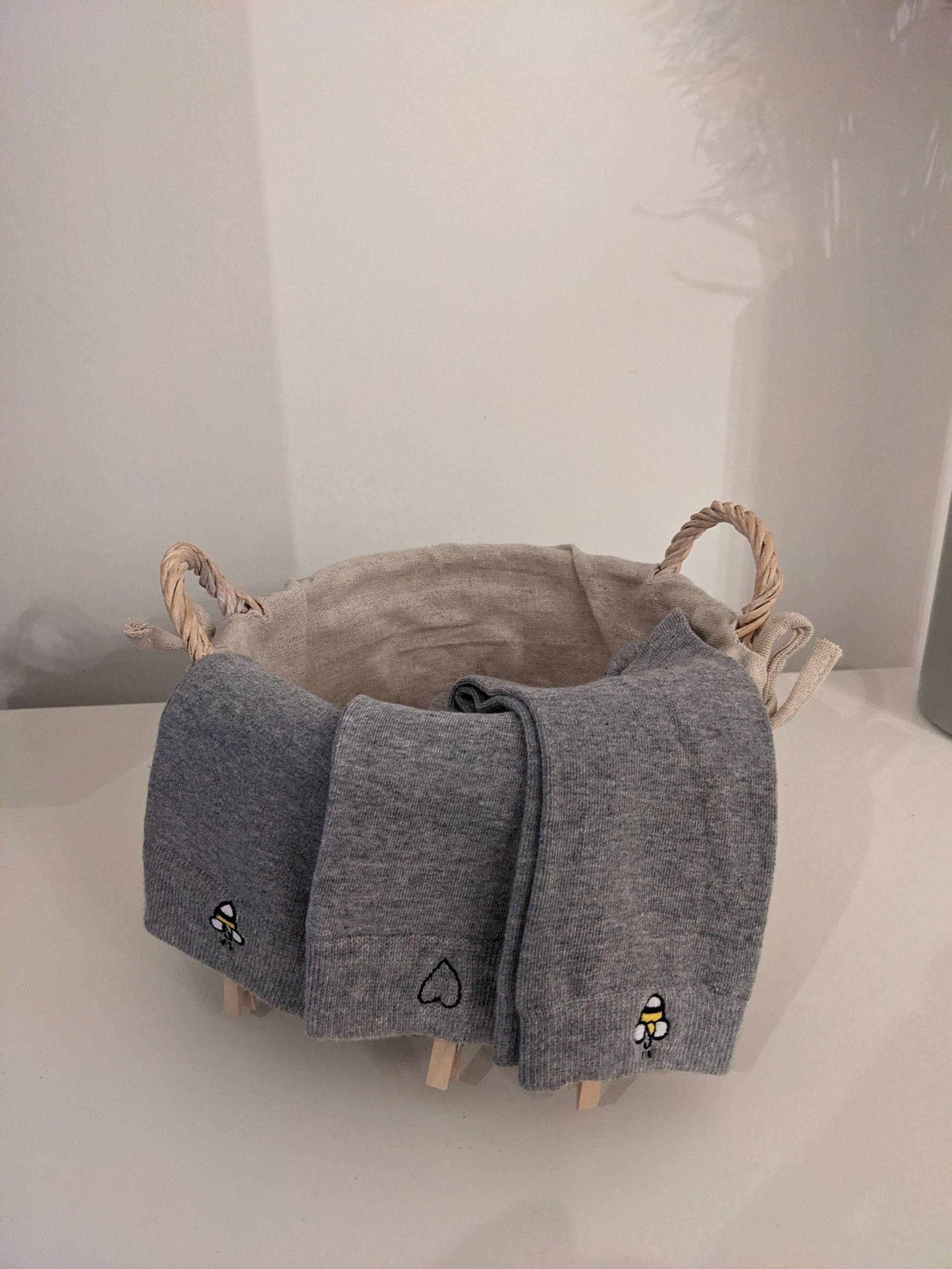 Bestickte Socken - Hummel Oder Herz | Grau Bio-Baumwolle Handbestickt Farben & Motive Fair Trade Geschenk Lieblings Socke Bestickte Socken - Hummel Oder Herz | Grau Bio-Baumwolle Handbestickt Farben & Motive Fair Trade Geschenk Lieblings Socke von HejSokkie
