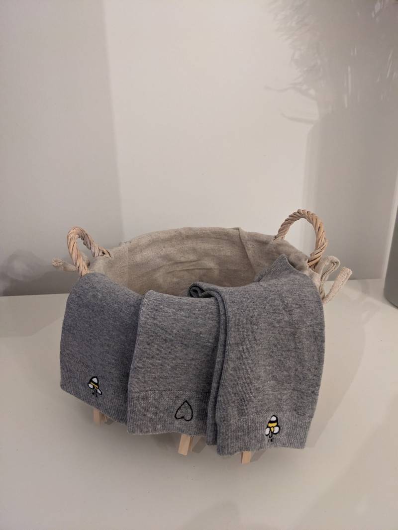 Bestickte Socken - Hummel Oder Herz | Grau Bio-Baumwolle Handbestickt Farben & Motive Fair Trade Geschenk Lieblings Socke Bestickte Socken - Hummel Oder Herz | Grau Bio-Baumwolle Handbestickt Farben & Motive Fair Trade Geschenk Lieblings Socke von HejSokkie