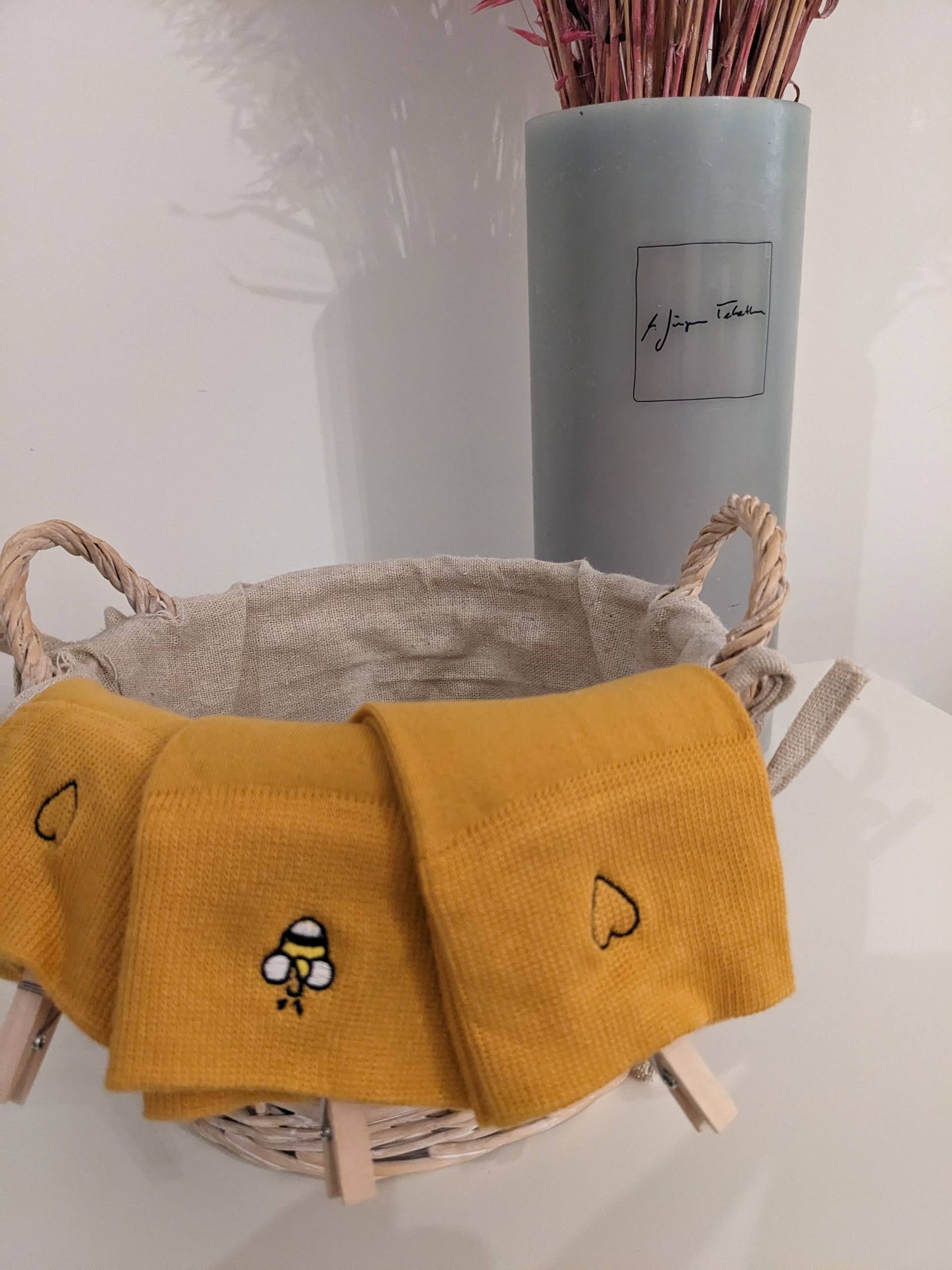 Bestickte Socken - Hummel Oder Herz | Senfgelb Bio-Baumwolle Handbestickt Farben & Motive Fair Trade Geschenk Lieblings Socke Bestickte Socken - Hummel Oder Herz | Senfgelb Bio-Baumwolle Handbestickt Farben & Motive Fair Trade Geschenk Lieblings Socke von HejSokkie