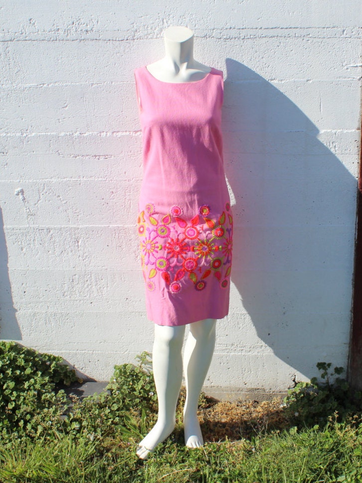 Bubble Gum Pink Vintage Bestickte Kleid 1960Er Jahre Größe 6 von HekateVintage