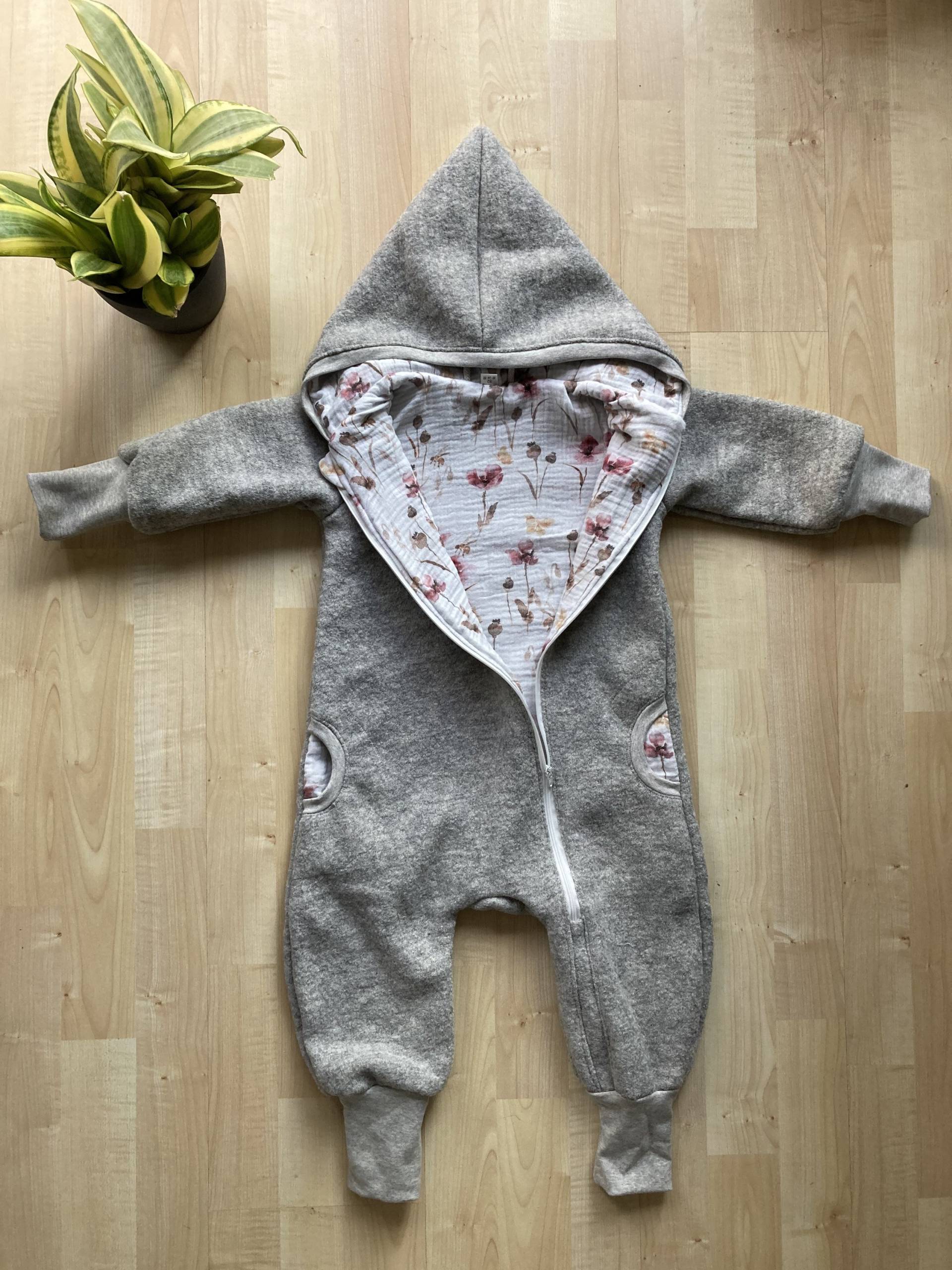 Overall in Hellgrau Meliert/Blumen Größe 92 von Heldenstoff