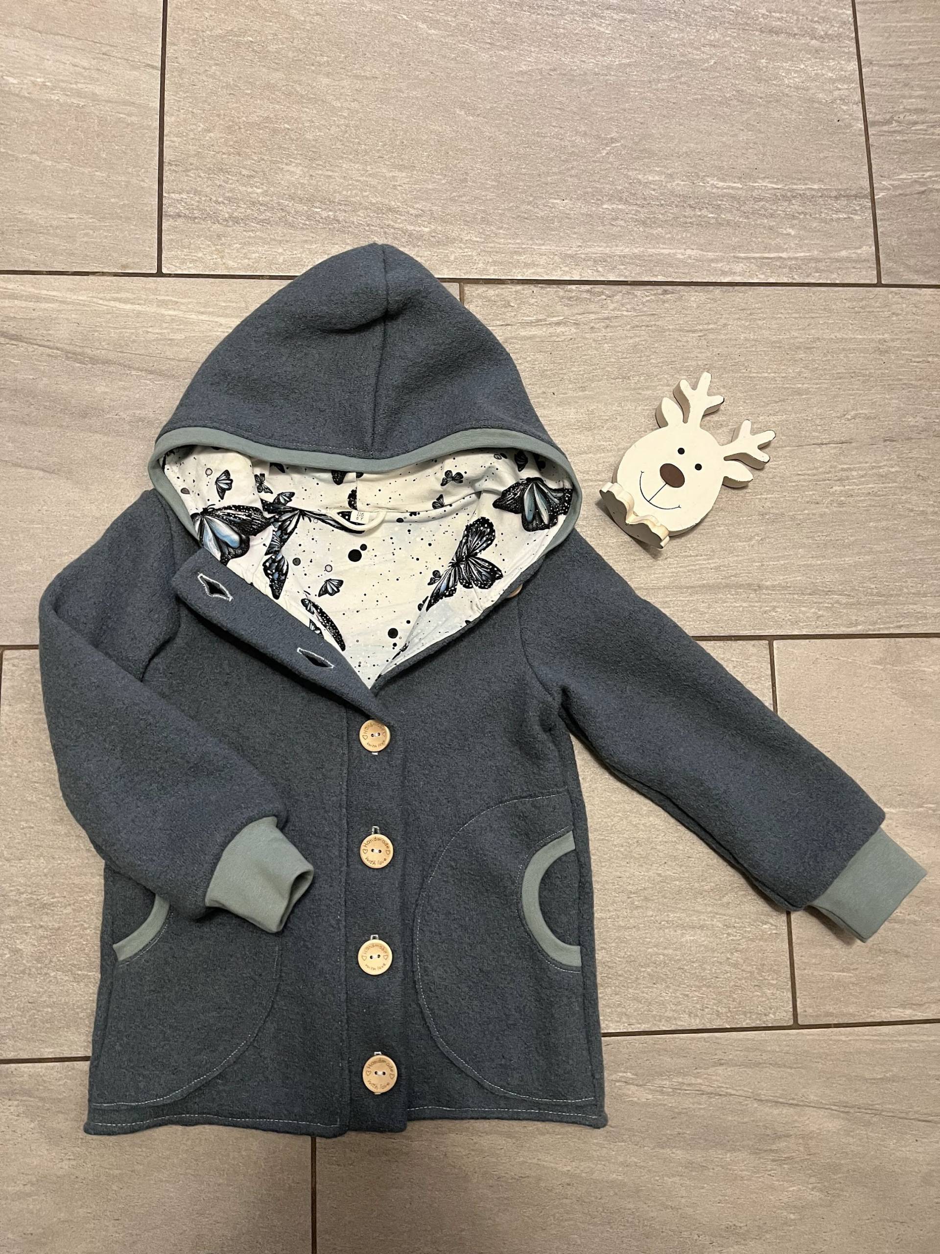 Walkjacke Mit Kopfleiste Und Seitlichen Taschen in Größe 116 von Heldenstoff