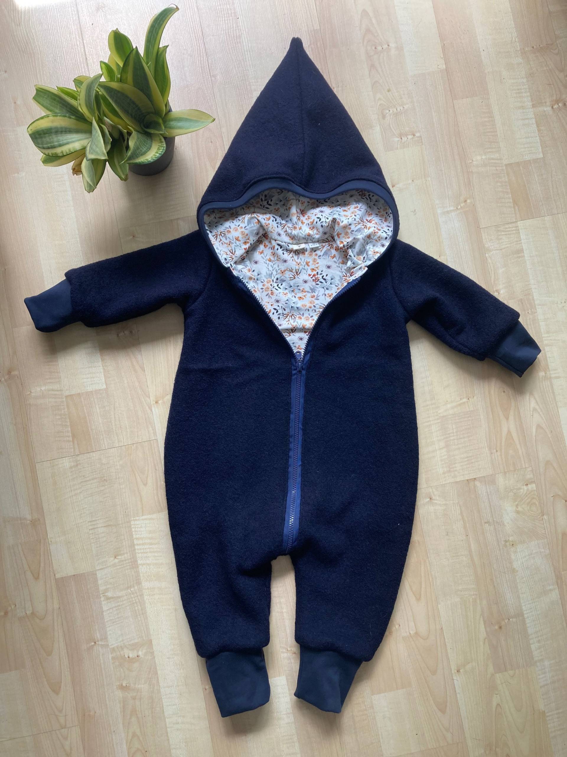 Walkoverall Deep Blue/Blumenmuster in Größe 92 von Heldenstoff