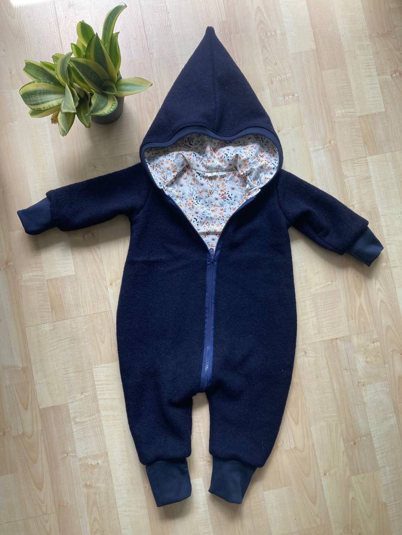 Walkoverall Deep Blue/Blumenmuster in Größe 92 von Heldenstoff