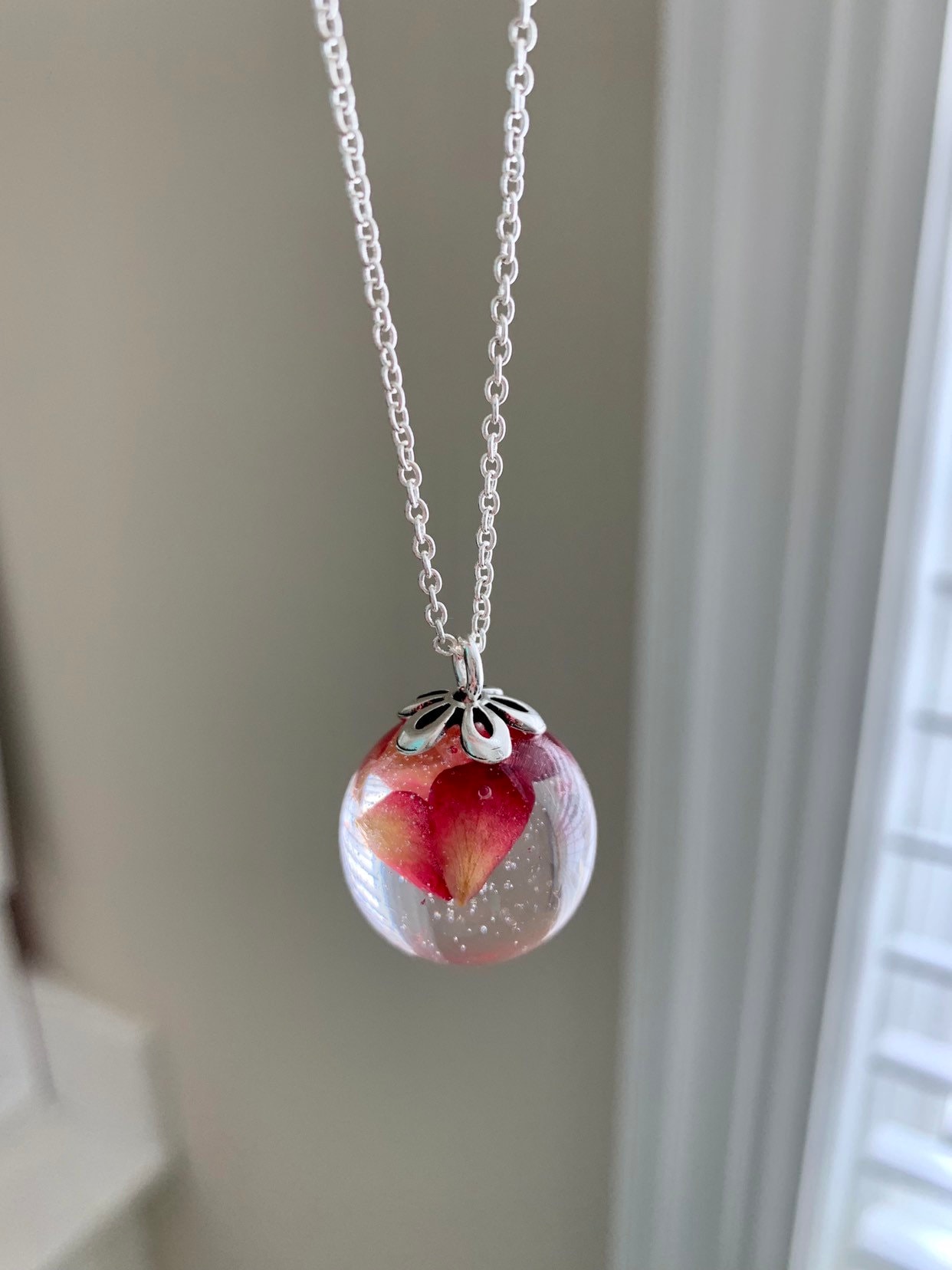 Hand Made Harzhalskette Mit Echten Blütenblättern von HelenArtDesign