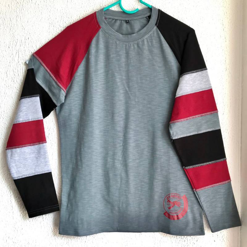 Herren T-Shirt Grau Multicolor Baumwolle Langarm Patchwork Gestreift Jersey Scrap Recycled Limited Edition Skateboard Tshirt Rot Schwarz Teenager von HelenBudniatsky