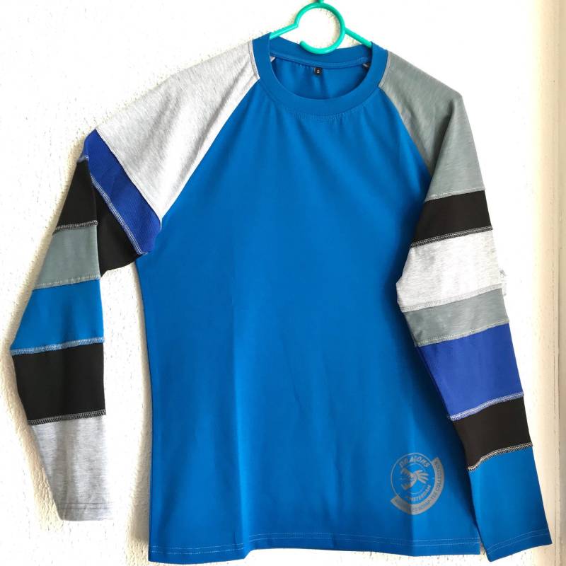 Herren T-Shirt Langarm Baumwolle Mehrfarbig Patchwork Gestreift Jersey Reste Recycelt Limitierte Edition Unikat Blau Grau Mann Tshirt Shirt von HelenBudniatsky