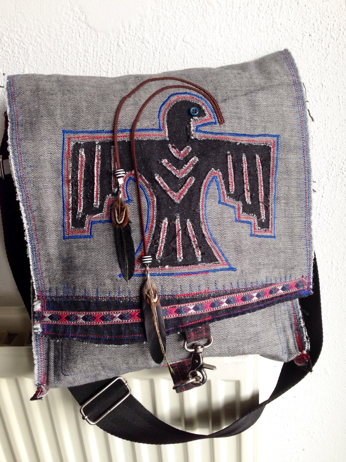 Thunderbird Schwarz Denim Umhängetasche Handgefertigte Stickerei Perlen Federn Gestickte Borten Upcycled Weihnachten Geburtstag G Thunderbird Schwarz Denim Umhängetasche Handgefertigte Stickerei Perlen Federn Gestickte Borten Upcycled Weihnachten Geburtstag G von HelenBudniatsky