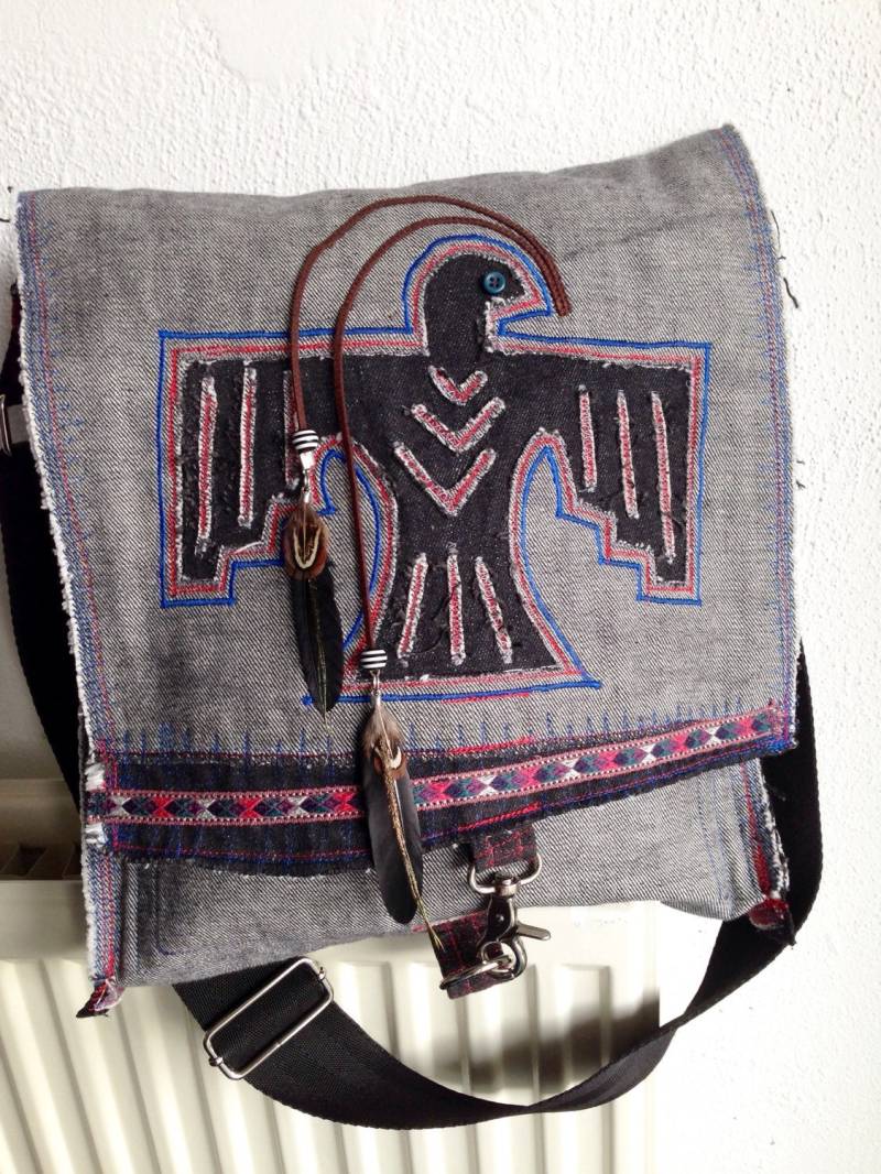 Thunderbird Schwarz Denim Umhängetasche Handgefertigte Stickerei Perlen Federn Gestickte Borten Upcycled Weihnachten Geburtstag G von HelenBudniatsky