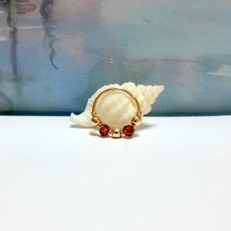 14K Gold Gefüllter Granat Ohrring Helix, Tragus, Nasen Piercing 14K Gold Gefüllter Granat Ohrring Helix, Tragus, Nasen Piercing von HelenCollectionJewel