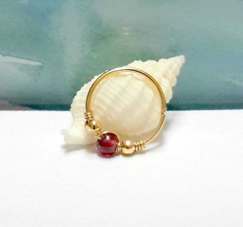 14K Gold Granat Helix Hoop Knorpel, Nase, Septum Piercing 14K Gold Granat Helix Hoop Knorpel, Nase, Septum Piercing von HelenCollectionJewel