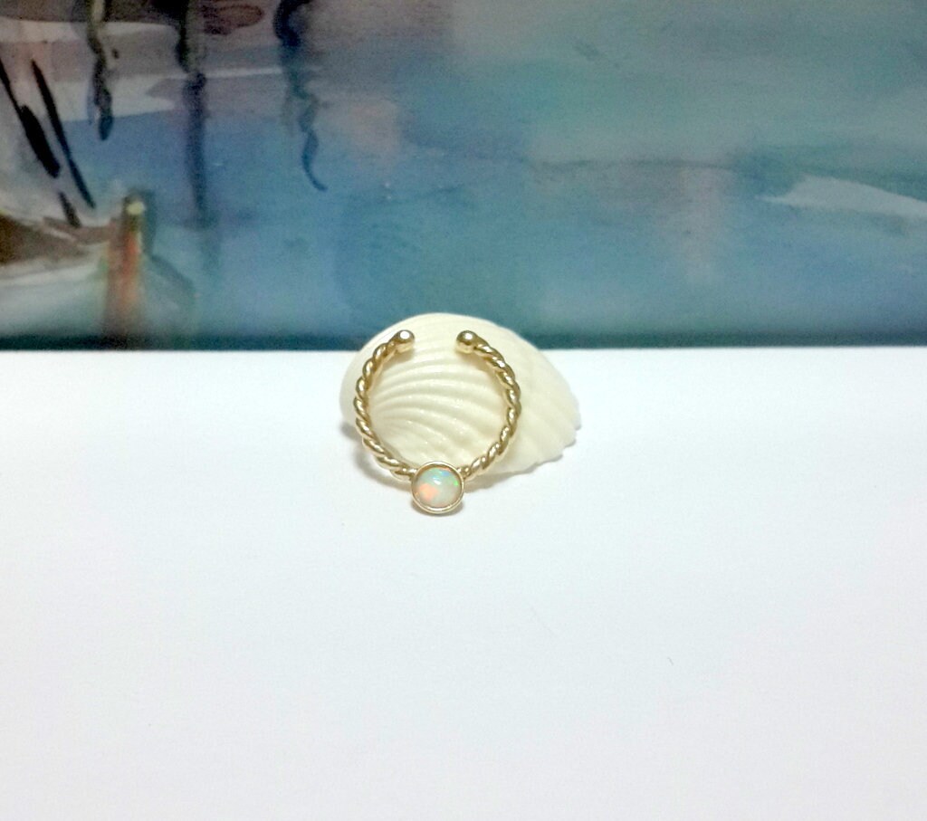 14K Solid Gold Twist Ohrmanschette Opal Helix Conch Fake Ring 14K Solid Gold Twist Ohrmanschette Opal Helix Conch Fake Ring von HelenCollectionJewel