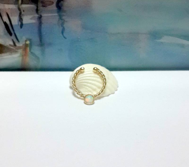 14K Solid Gold Twist Ohrmanschette Opal Helix Conch Fake Ring 14K Solid Gold Twist Ohrmanschette Opal Helix Conch Fake Ring von HelenCollectionJewel