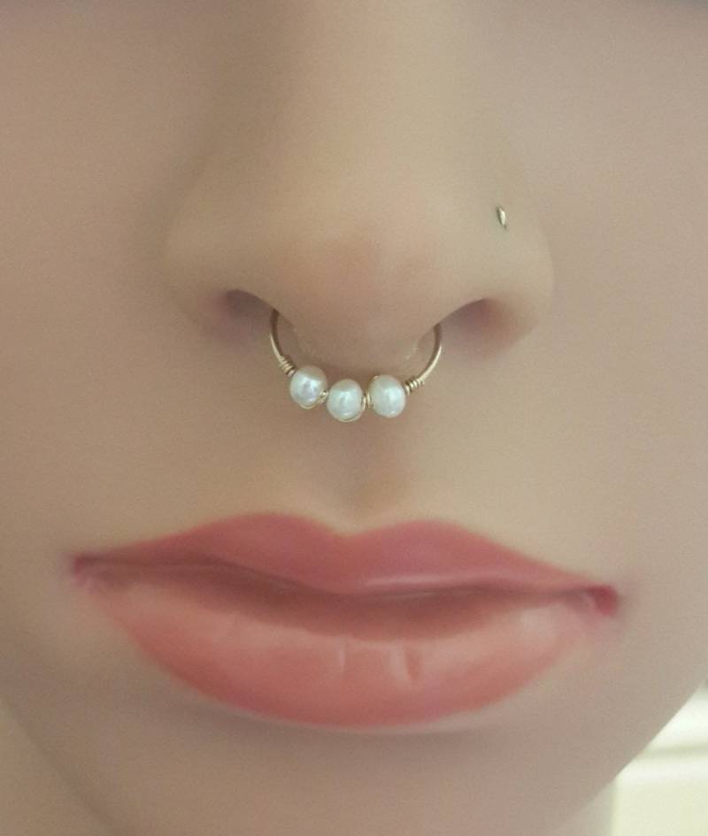 14K Gold Filled Perle Septum Ring Juni Geburtsstein Hoop, 22-16 Gauge, Black Friday 14K Gold Filled Perle Septum Ring Juni Geburtsstein Hoop, 22-16 Gauge, Black Friday von HelenCollectionJewel