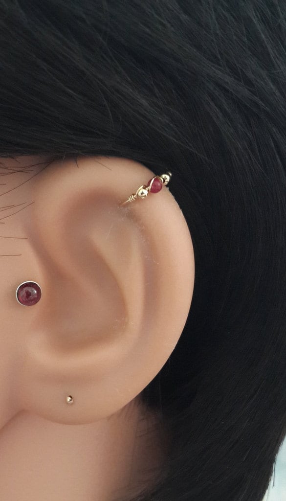 Granat Knorpel Ohrring 14K Gold Filled Helix Piercing, 24-16 Gauge, Handarbeit Granat Knorpel Ohrring 14K Gold Filled Helix Piercing, 24-16 Gauge, Handarbeit von HelenCollectionJewel