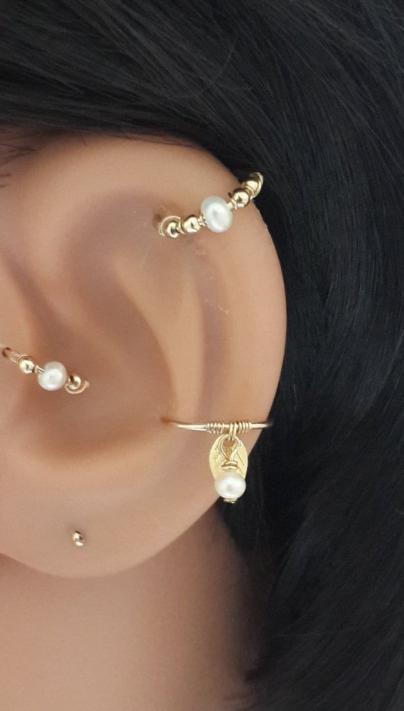 Süsswasser Perlen Knorpel Ohrring 14K Gold Filled Helix Piercing Süsswasser Perlen Knorpel Ohrring 14K Gold Filled Helix Piercing von HelenCollectionJewel