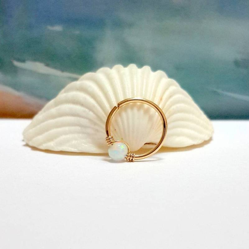 Gold Filled Weißer Opal Tragus Hoop 16G Winziger Knorpelohrring, Etsy 14 von HelenCollectionJewel