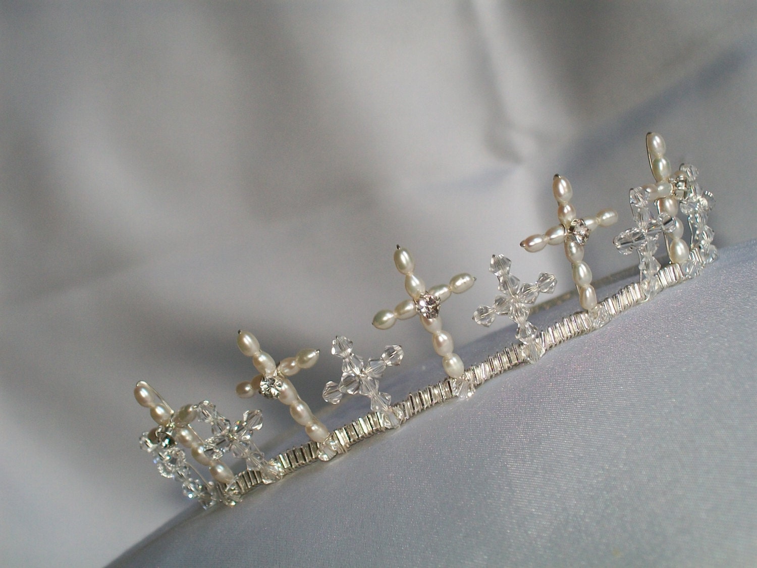 Handgemachte Süßwasserperle Und Swarovski Kristall Heilige Kommunion Tiara Kopfschmuck Handgemachte Süßwasserperle Und Swarovski Kristall Heilige Kommunion Tiara Kopfschmuck von HelenCurtisTiaras
