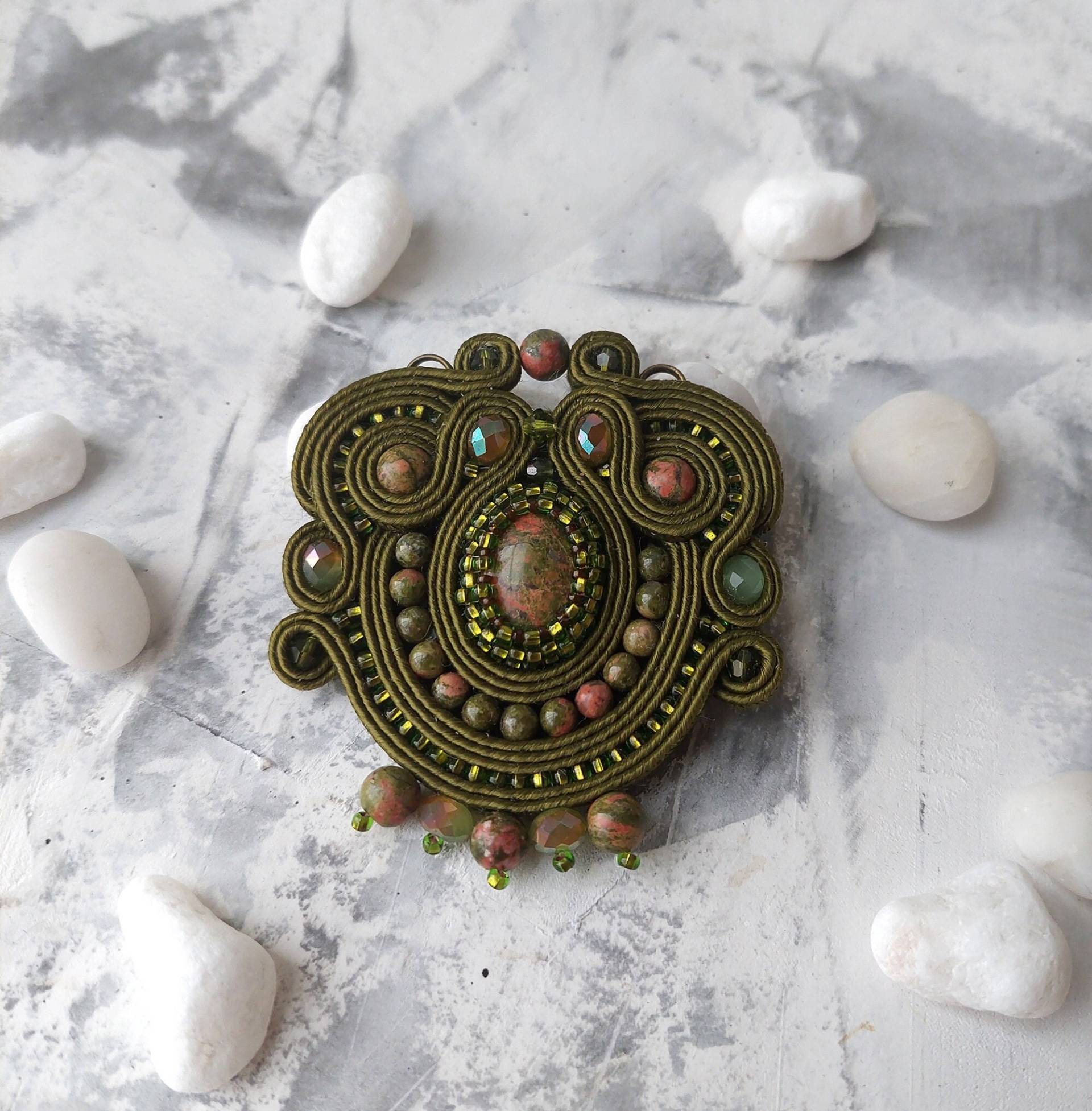 Eilean Donan Soutache Anhänger - Admirable Jewelry Mit Unakite, Swarovski Und Kristallen von HelenHandmadeDesign