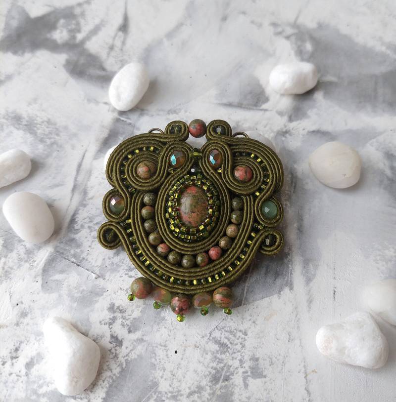Eilean Donan Soutache Anhänger - Admirable Jewelry Mit Unakite, Swarovski Und Kristallen von HelenHandmadeDesign