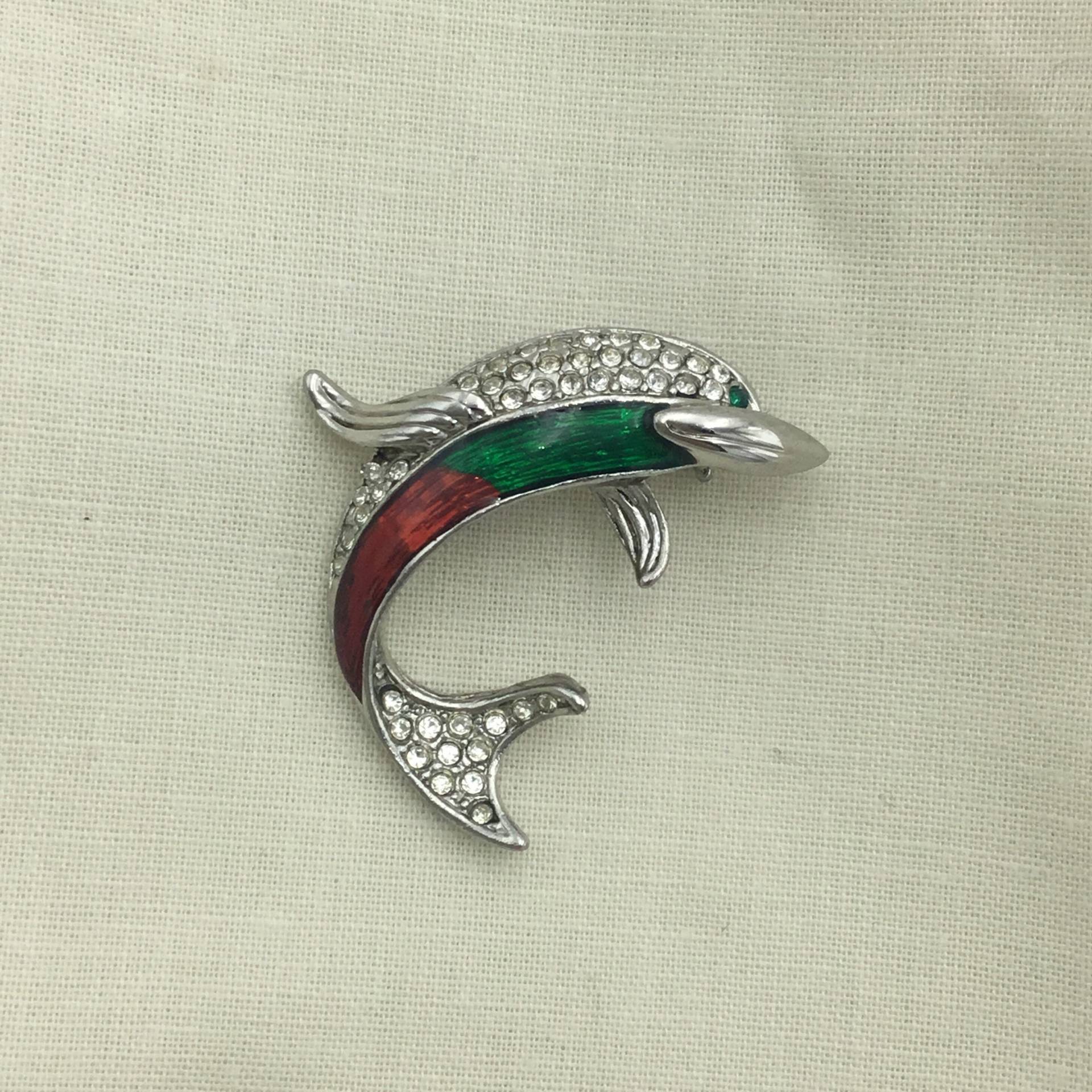 Vintage 1980Er Jahre Delfin Brosche Silberfarben Mit Rot Und Grün Emaillierter & Weisser Strass Brosche. Guter Zustand, Steine Vollständig Vintage 1980Er Jahre Delfin Brosche Silberfarben Mit Rot Und Grün Emaillierter & Weisser Strass Brosche. Guter Zustand, Steine Vollständig von HelenHughesVintage