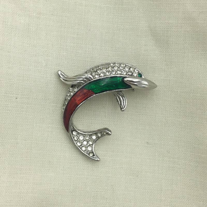 Vintage 1980Er Jahre Delfin Brosche Silberfarben Mit Rot Und Grün Emaillierter & Weisser Strass Brosche. Guter Zustand, Steine Vollständig von HelenHughesVintage