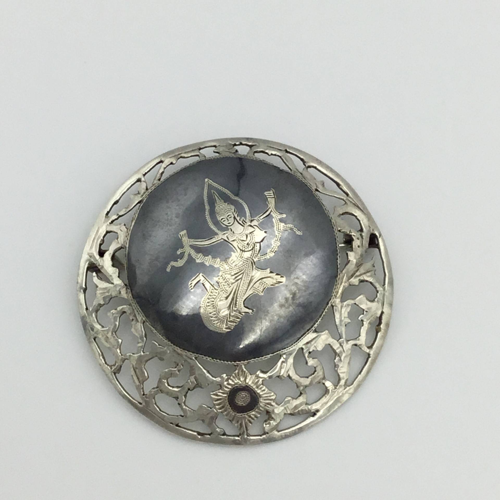 Große Vintage Sterling Silber 1940Er Jahre Grau Niello Große Kreis Brosche Siam Thai Größe 4, 8 cm Durchmesser. Gewicht 11, 8G. Guter Zustand von HelenHughesVintage
