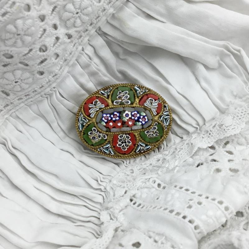 Vintage 1940Er Bis 1950Er Jahre Mikro-Mosaik | Sehr Detailliertes Muster Ovale Brosche, Rot Und Grün Mehrfarbiges Glas Messing. Größe 2, 9 cm X 2 von HelenHughesVintage