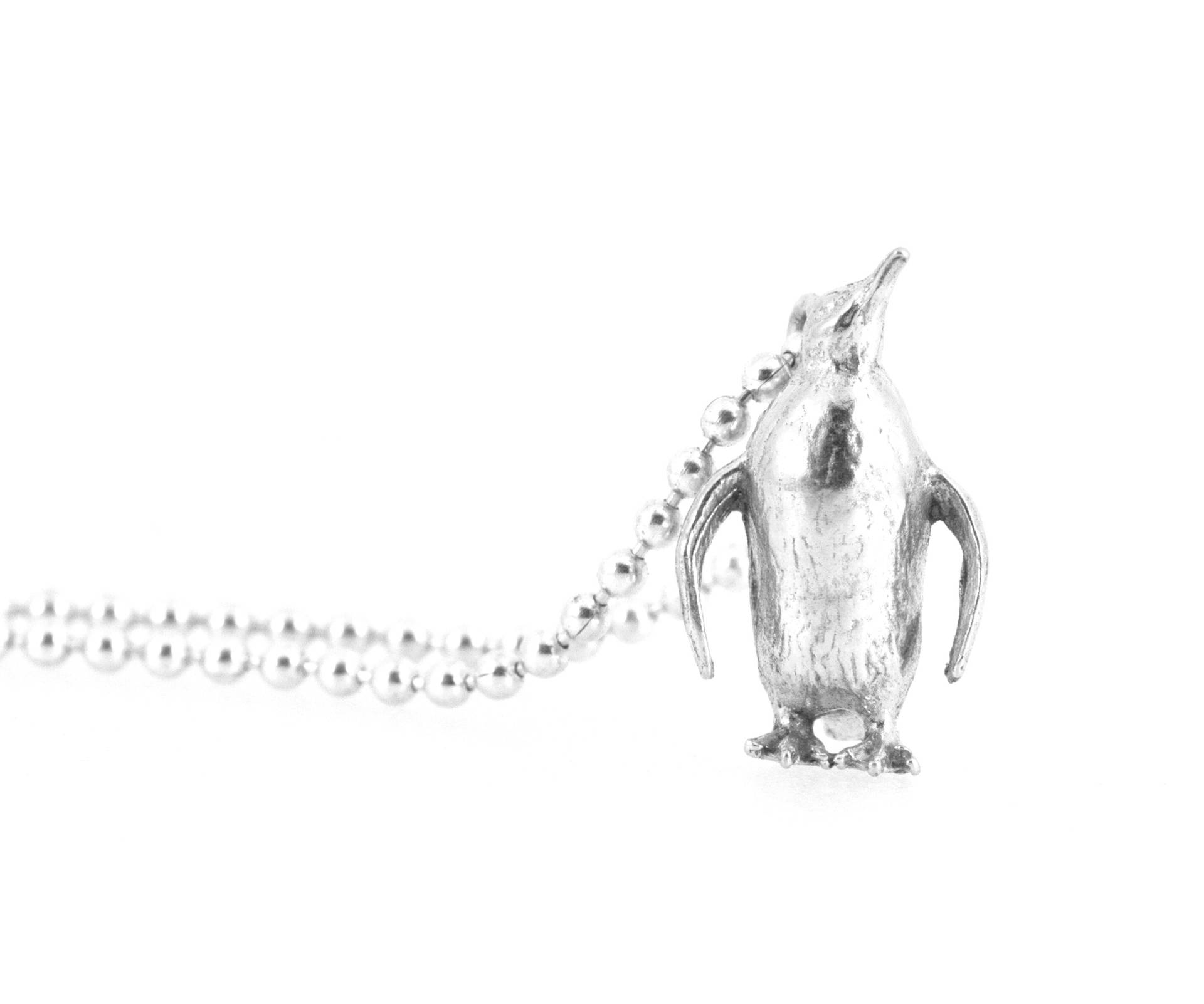 Kleine Silberfarbene Pinguin Halskette Kleine Silberfarbene Pinguin Halskette von HelenNoakesJewellery